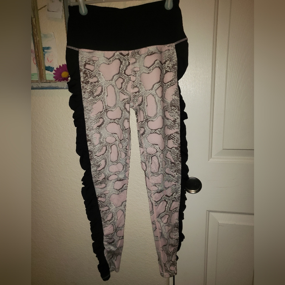 Venus leggings Pink snake skin look with ruffle sides